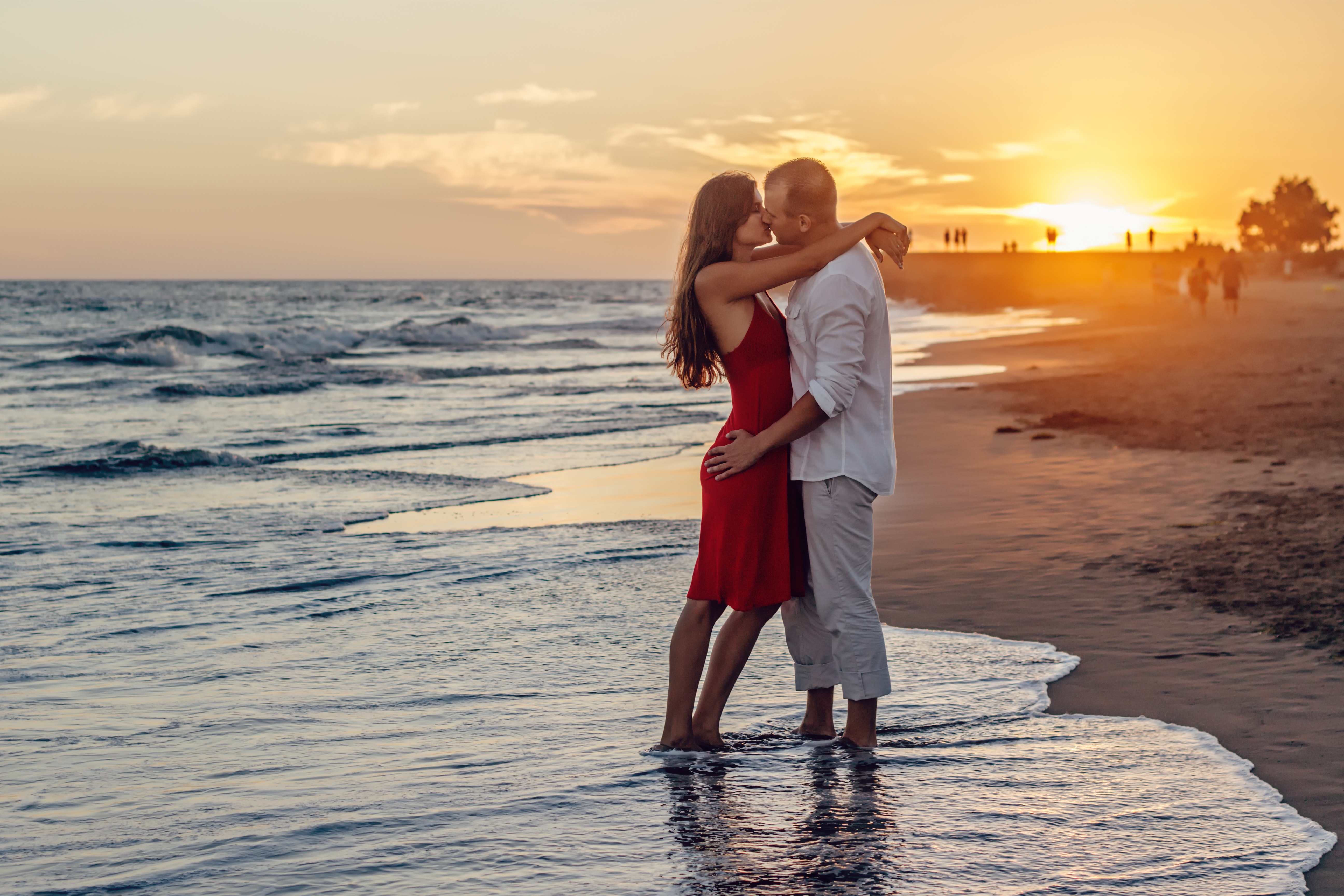beach-couple-dawn-dusk-285938
