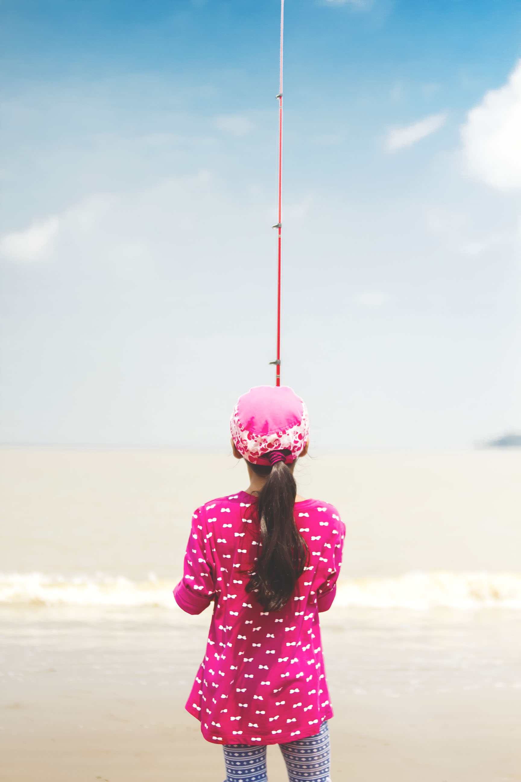 woman-in-pink-long-sleeved-shirt-holding-red-fishing-rod-865003 (1)